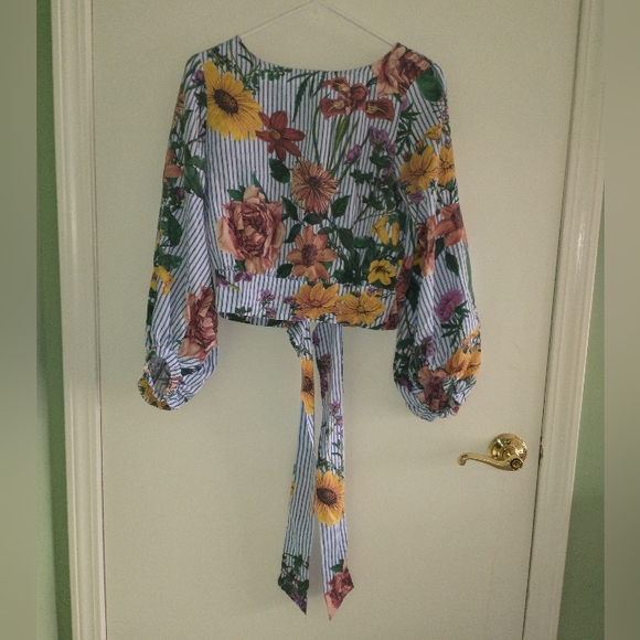 Jeuvre women's blue and white  floral striped crop blouse with open back - Picture 8 of 9